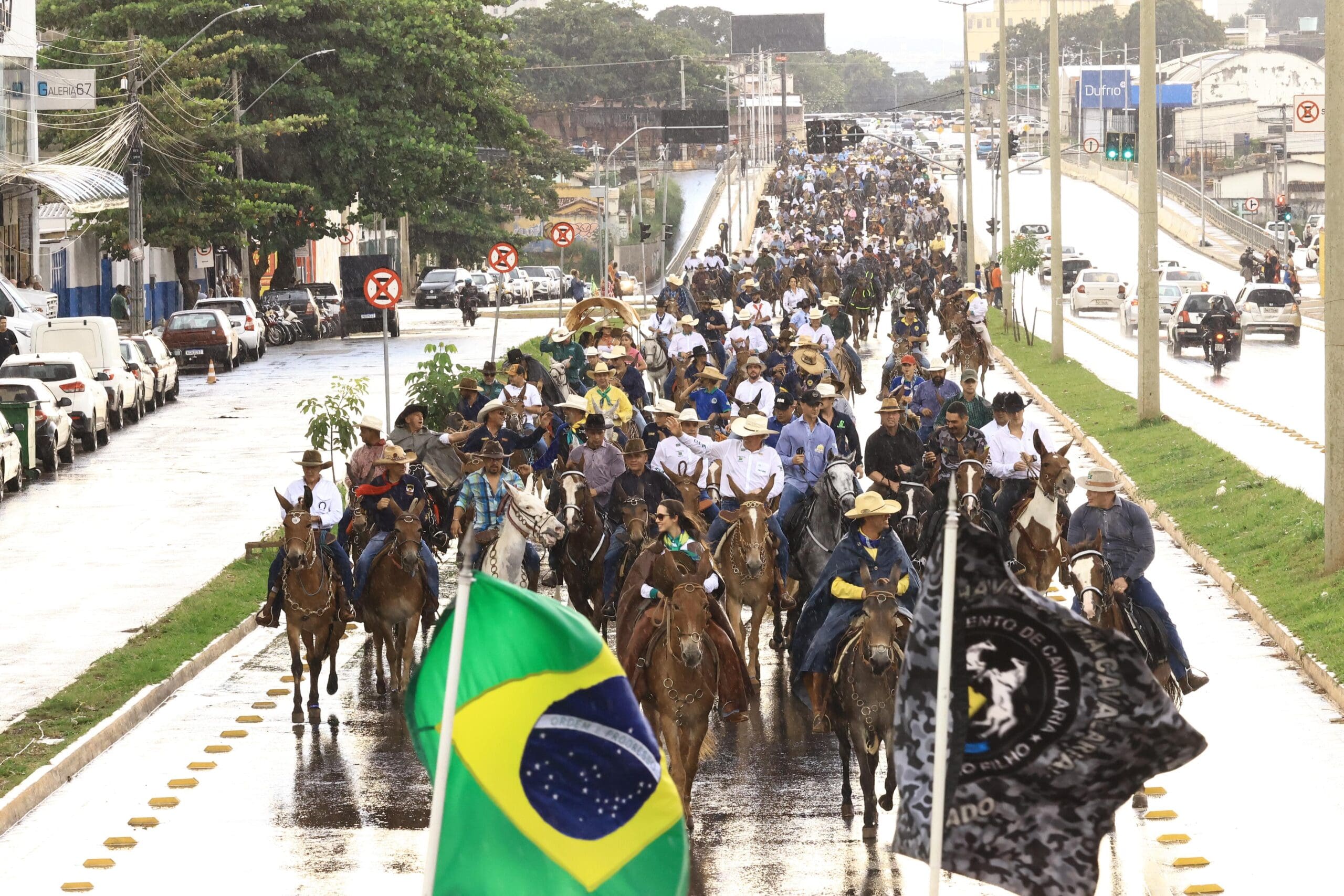 Caiado e Daniel Vilela prestigiam cavalgada do 2º Encontro de Comitivas de Goiás