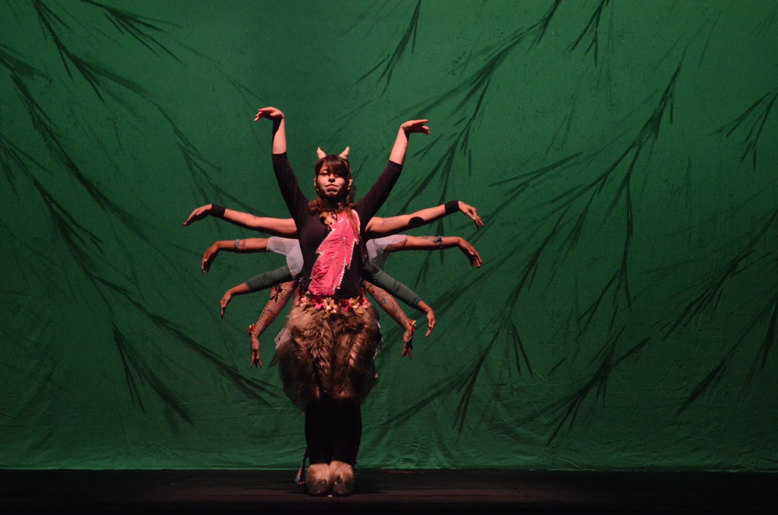 Corpo circense da EFG Basileu França realiza espetáculo Varieté Multicultural