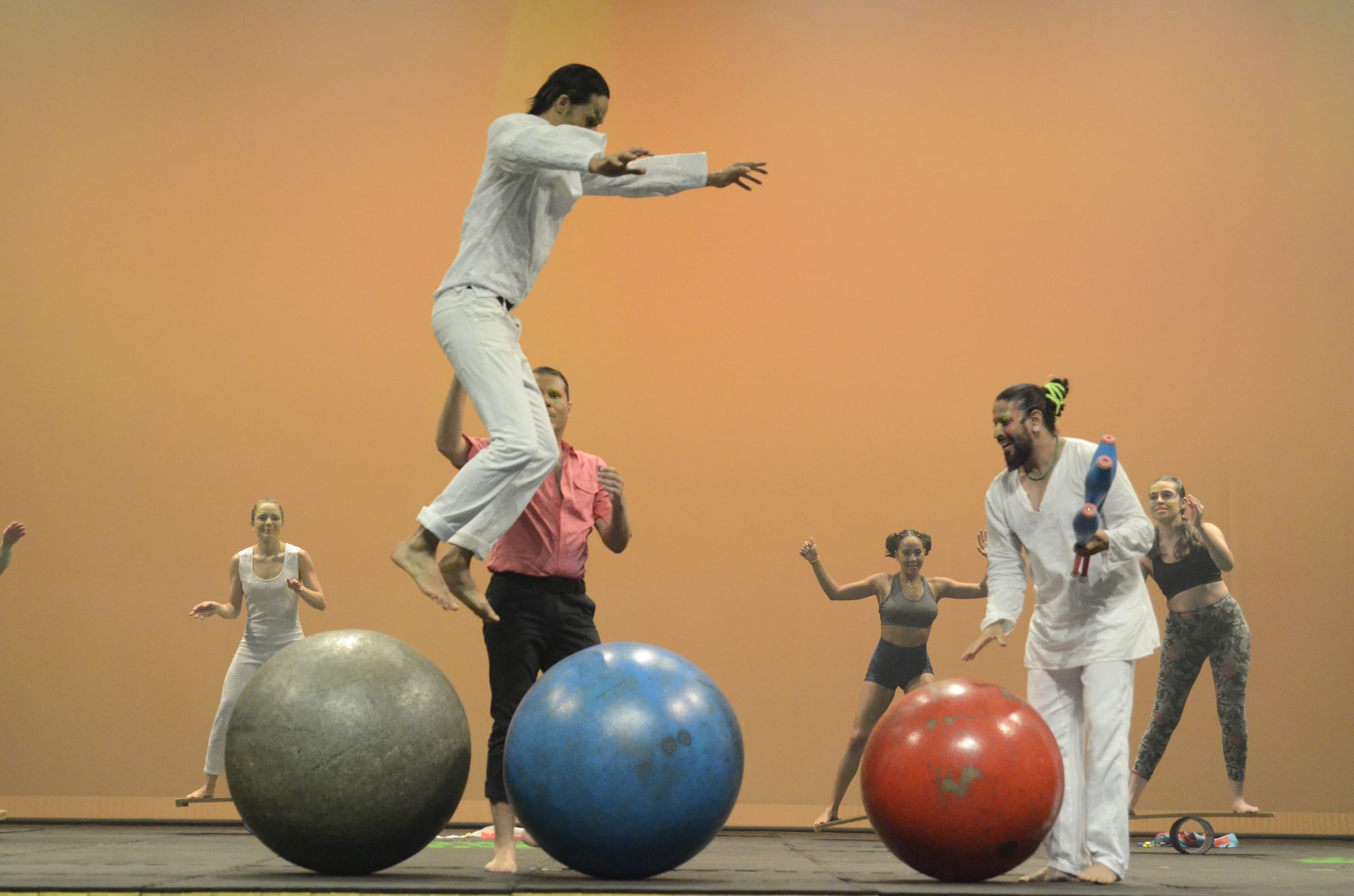 Corpo circense da EFG Basileu França realiza espetáculo Varieté Multicultural