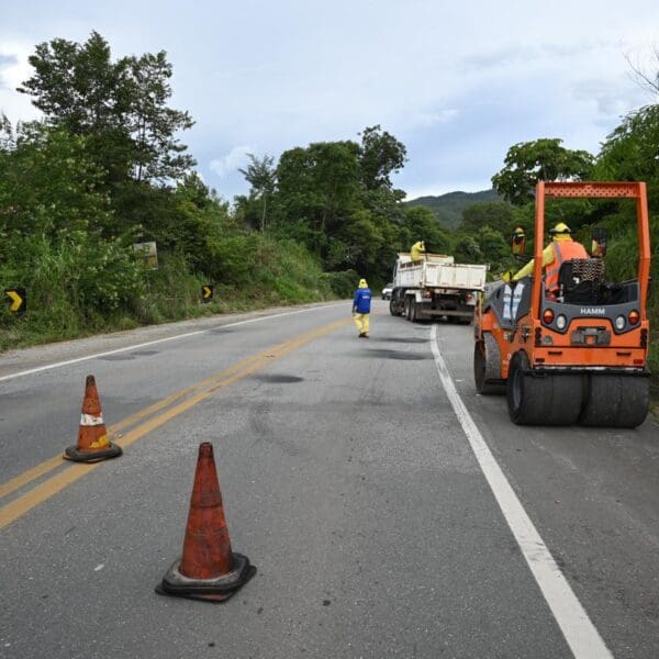 Serviço de manutenção da Goinfra em rodovia de Goiás