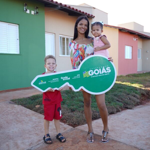 Família recebe moradia pelo programa Casas a Custo Zero