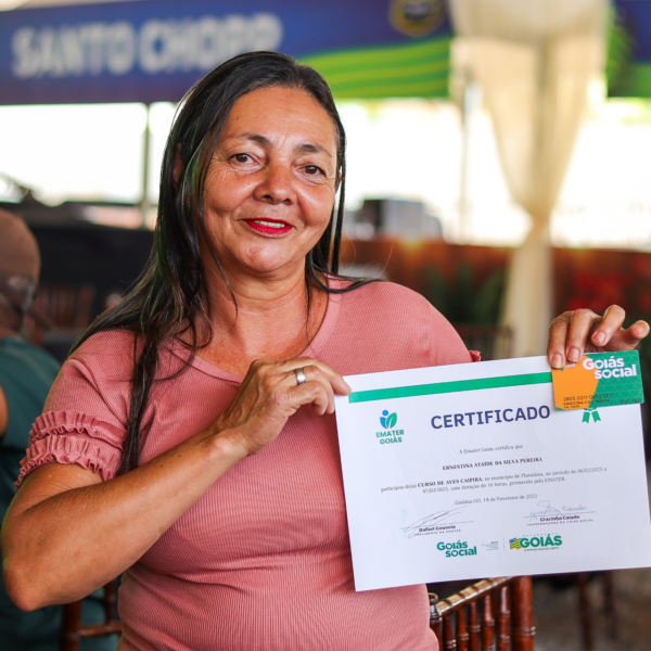 Mulher recebe cartão do crédito social