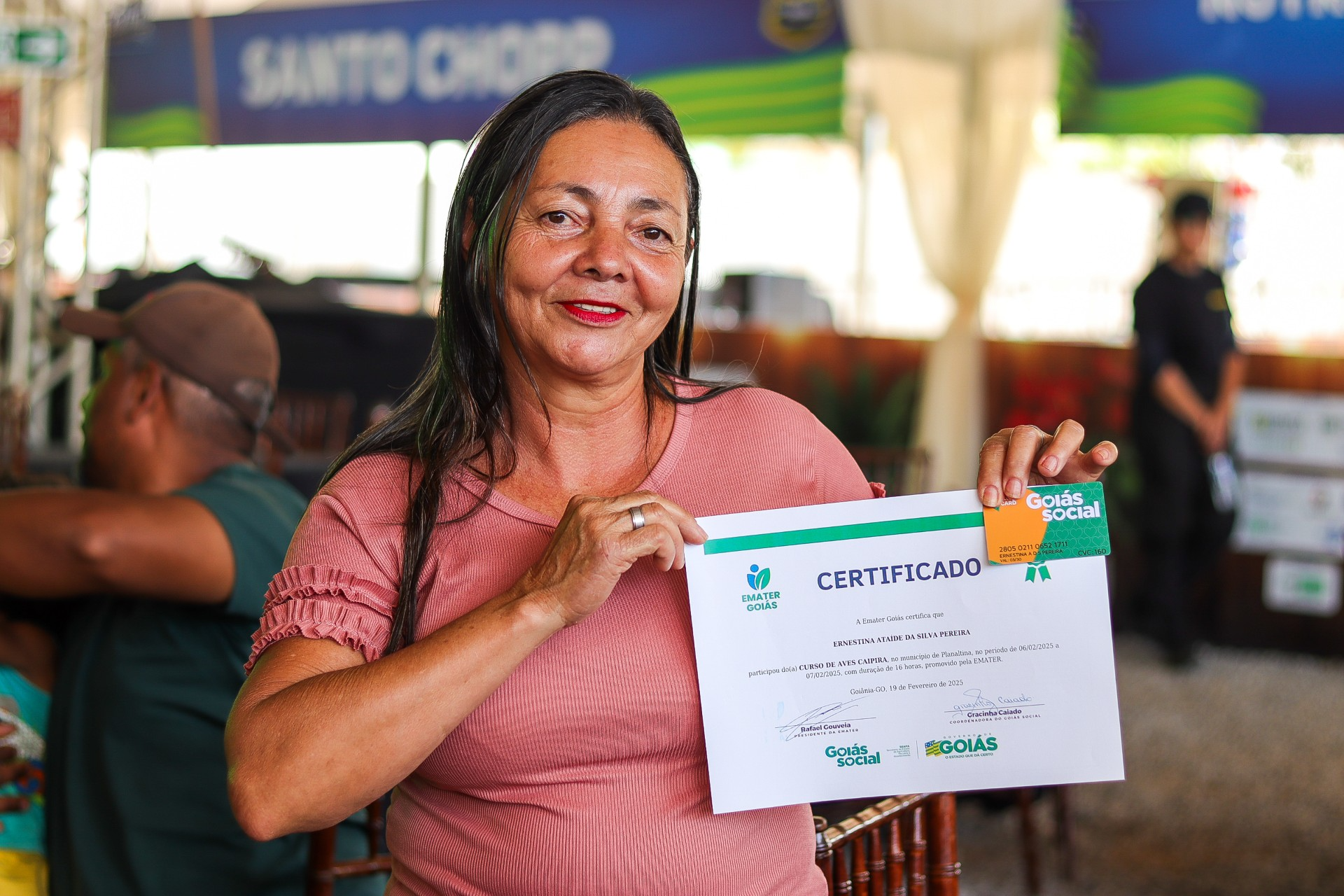 Mulher recebe cartão do crédito social