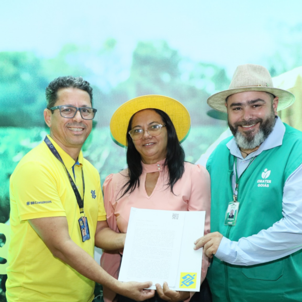 Produtora assistida pela Emater assina contrato do Crédito Rural com Banco do Brasil