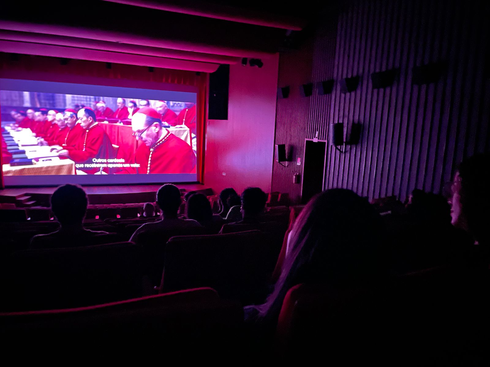 Exibição de filme no Cine Teatro São Joaquim