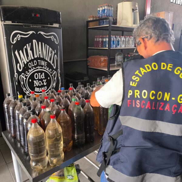 Fiscais do Procon apreendem garrafas de cachaça