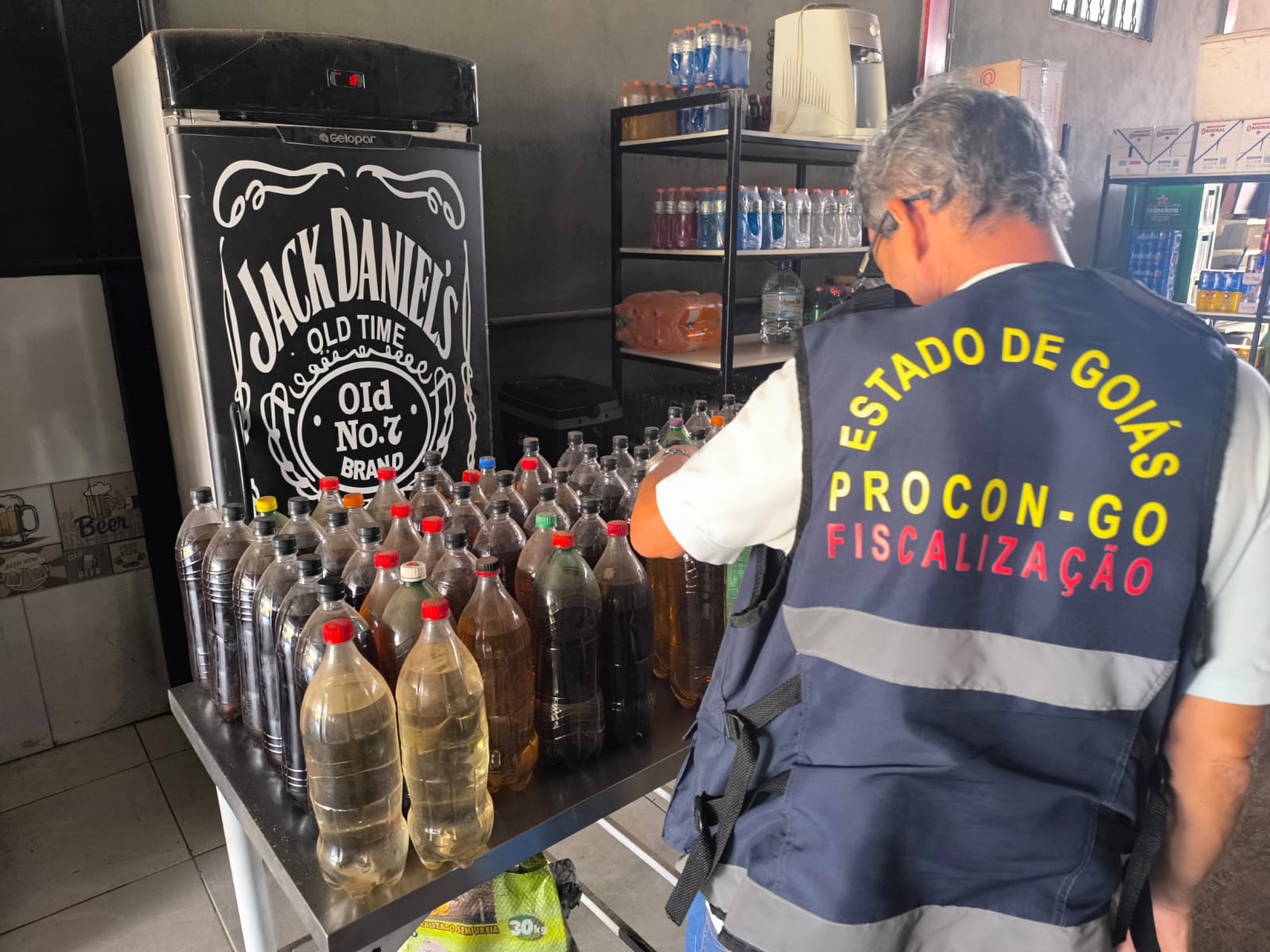 Fiscais do Procon apreendem garrafas de cachaça