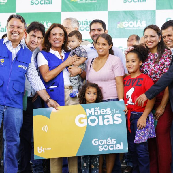 Moradores de Anicuns recebem serviços e benefícios do Goiás Social