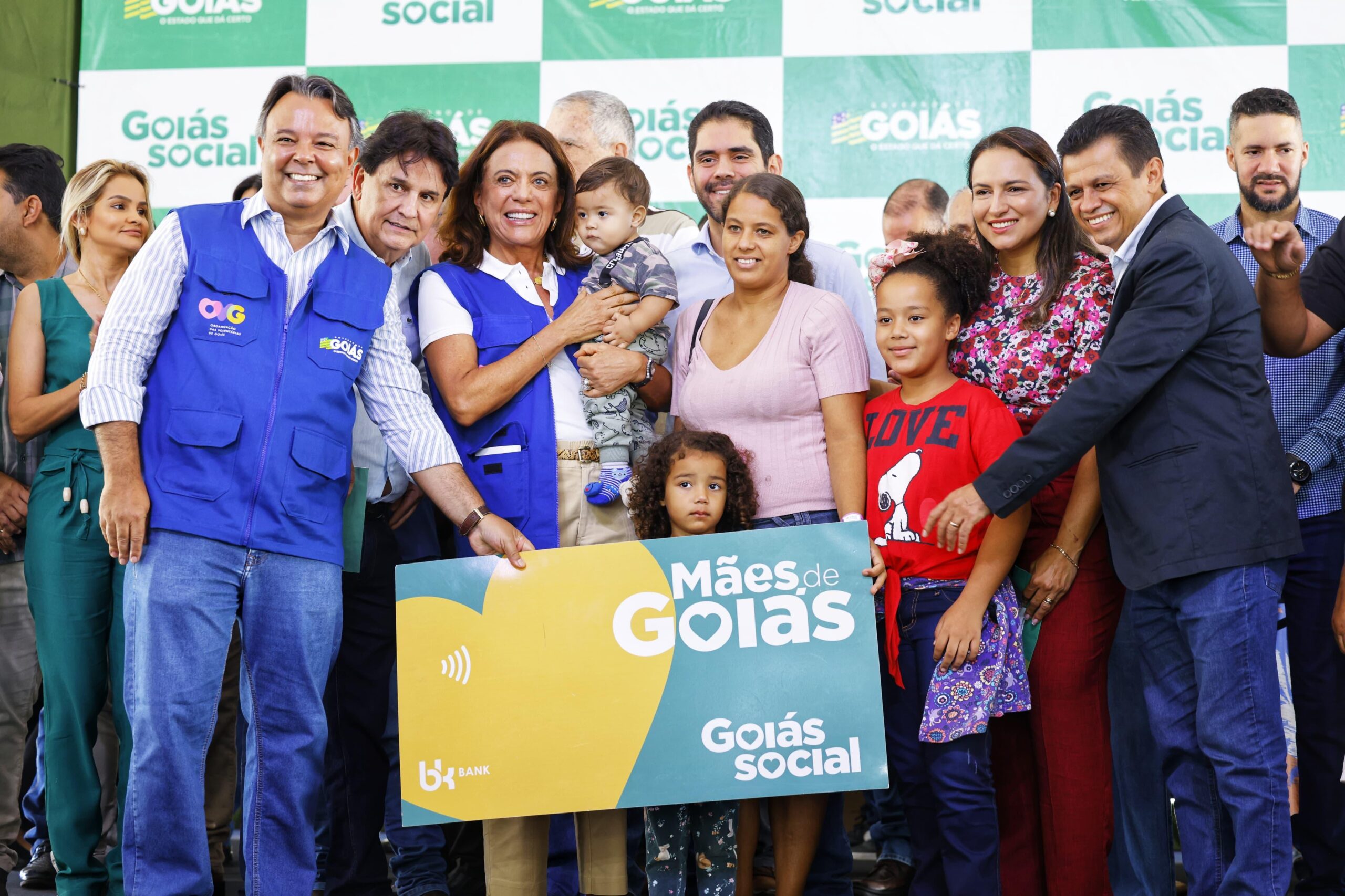 Moradores de Anicuns recebem serviços e benefícios do Goiás Social