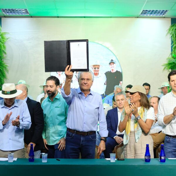 Caiado com protocolo de intenções assinado para obras em Rio Verde, na 22ª Tecnoshow