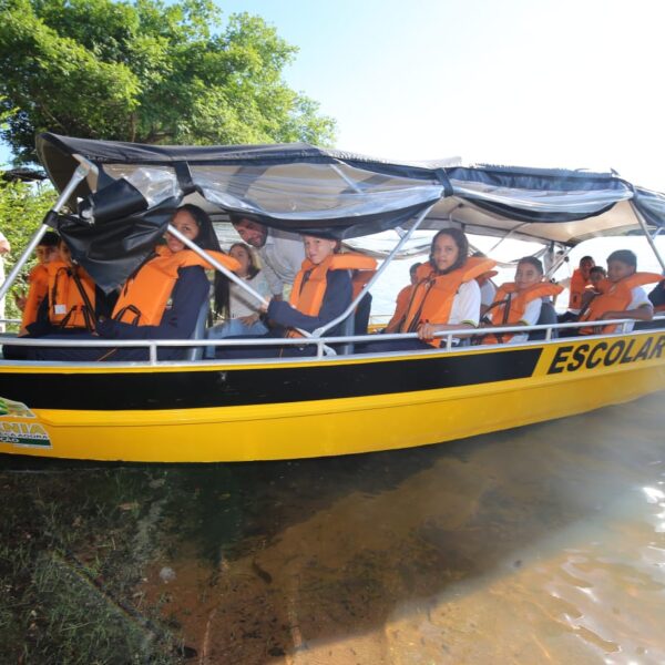 Lancha para transporte escolar com alunos dentro