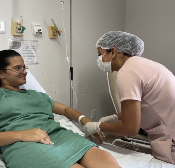 Paciente do Hospital de Jataí sendo atendida no quarto