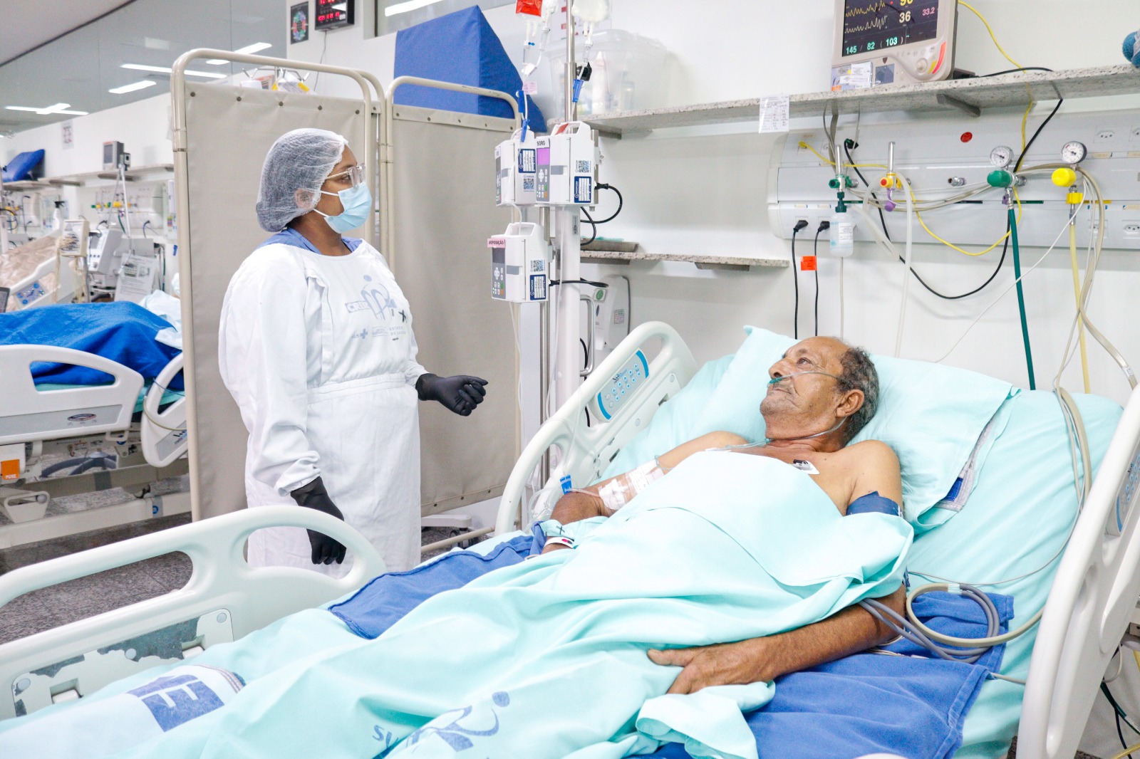 Paciente sendo atendido em hospital estadual