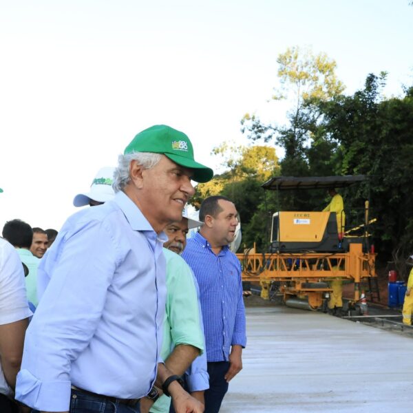 Caiado vistoria obras da restauração e duplicação da GO-210, em Rio Verde