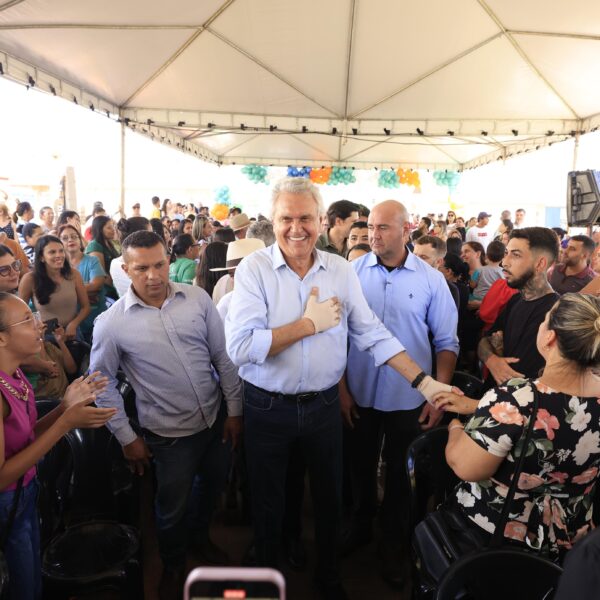 Em São Francisco de Goiás, são entregues 50 casas a custo zero