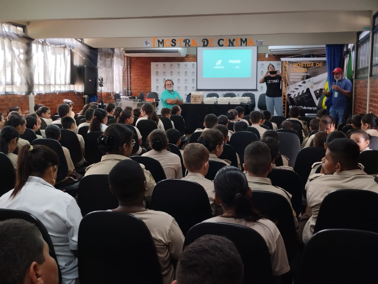 Sessão de exibição de filme do Cine Goiás Itinerante