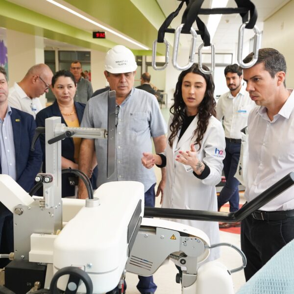 DJ Alok visita obras do Cora ao lado de Daniel Vilela e Gracinha