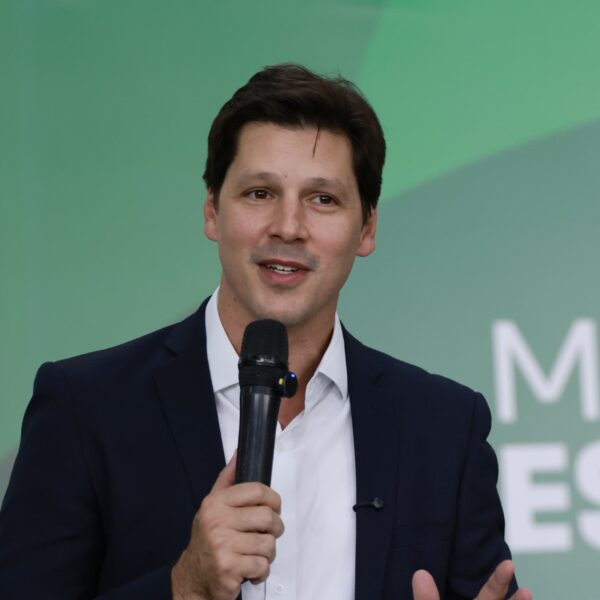 Daniel Vilela e Sandro Mabel entregam 700 escrituras a famílias de Goiânia