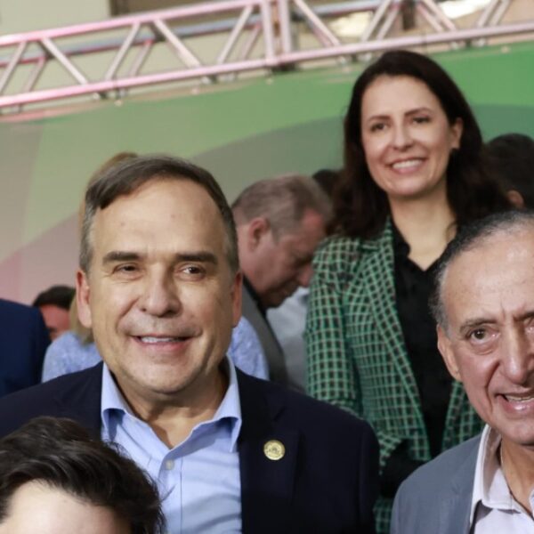 Daniel Vilela e Sandro Mabel entregam 700 escrituras a famílias de Goiânia