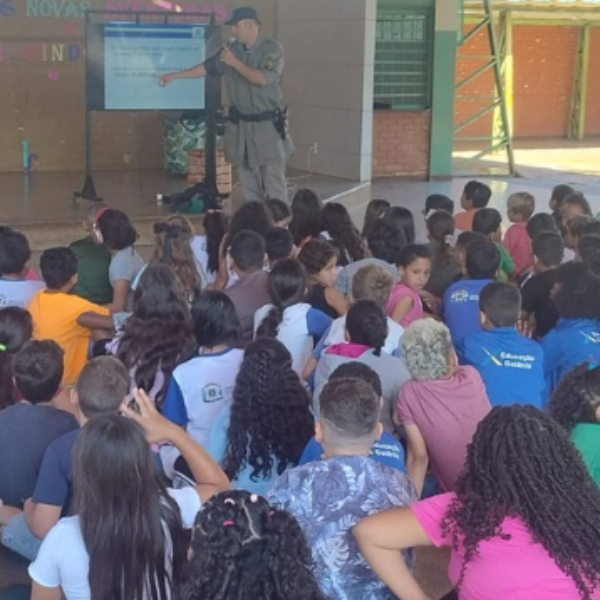 Policial militar do Batalhão Escolar em escola