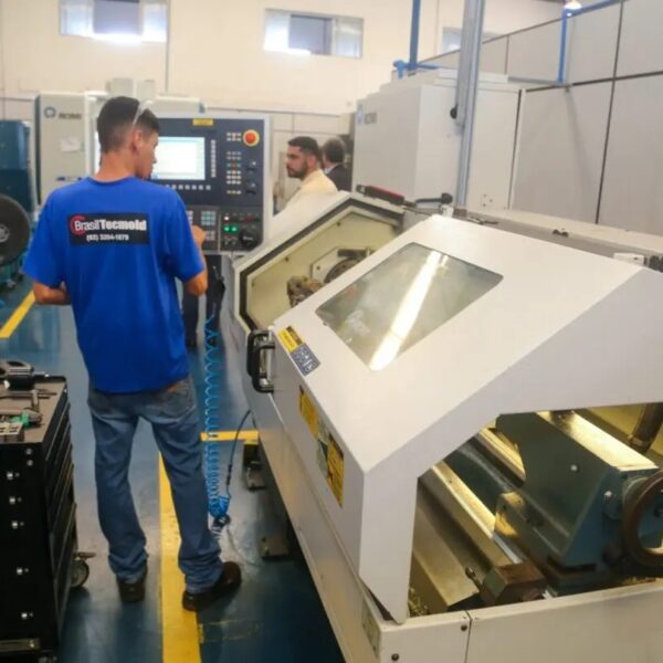 Homem trabalhando na indústria