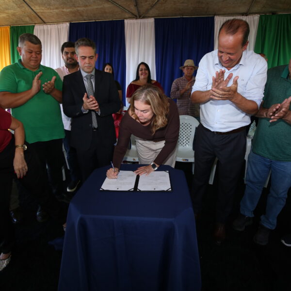 Assinatura para construção de colégio padrão século XXI