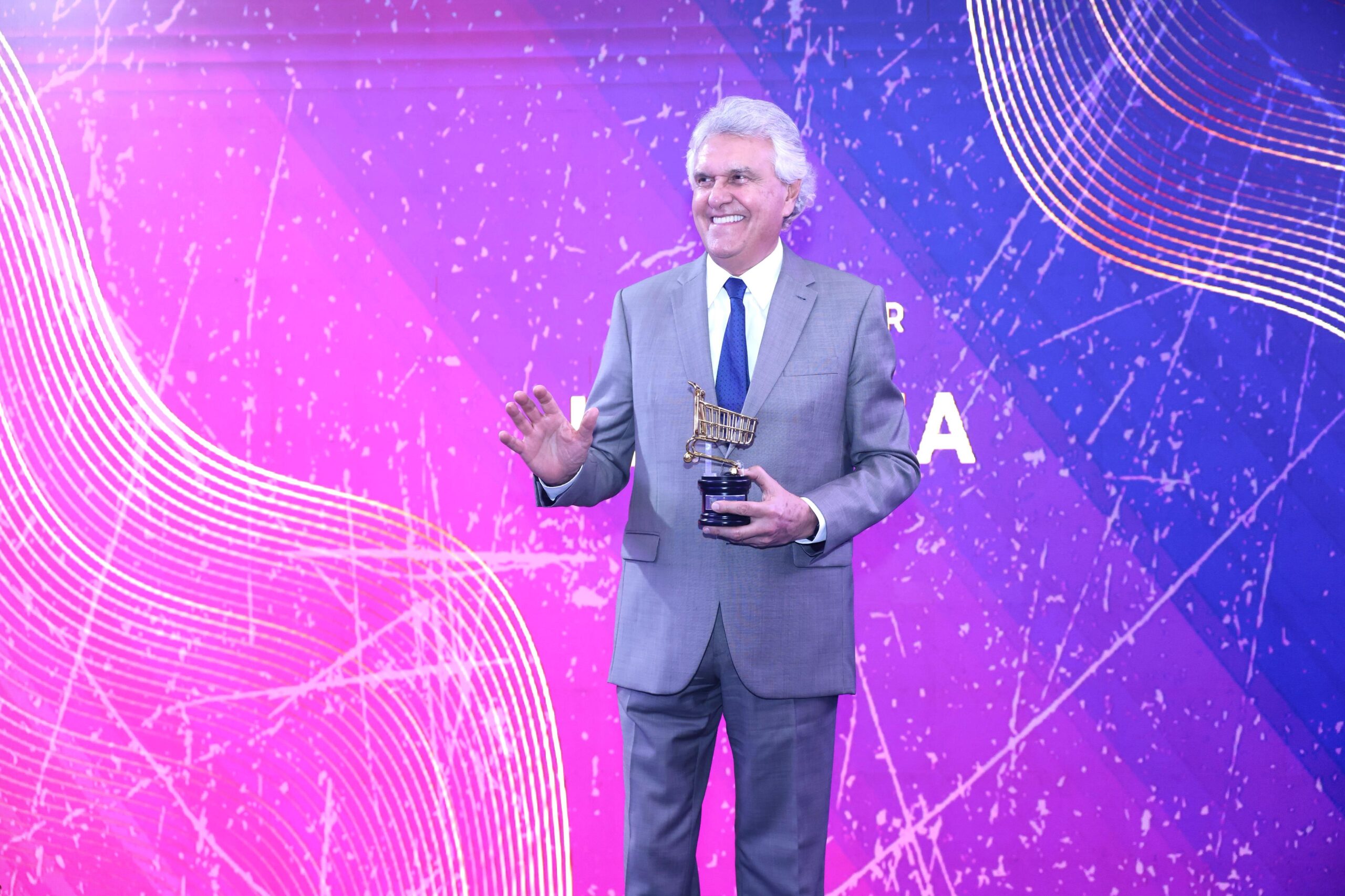Caiado destaca força do setor supermercadista durante entrega do Carrinho de Ouro 2025