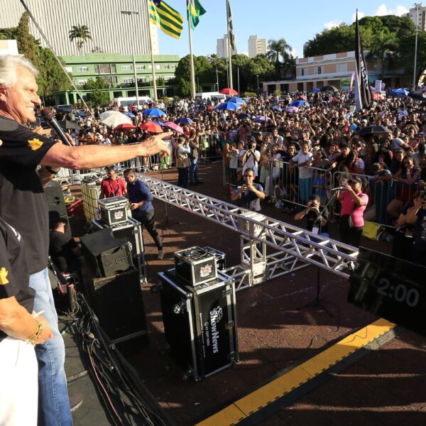 Caiado leva mensagem de fé e união à 5ª Marcha para Jesus