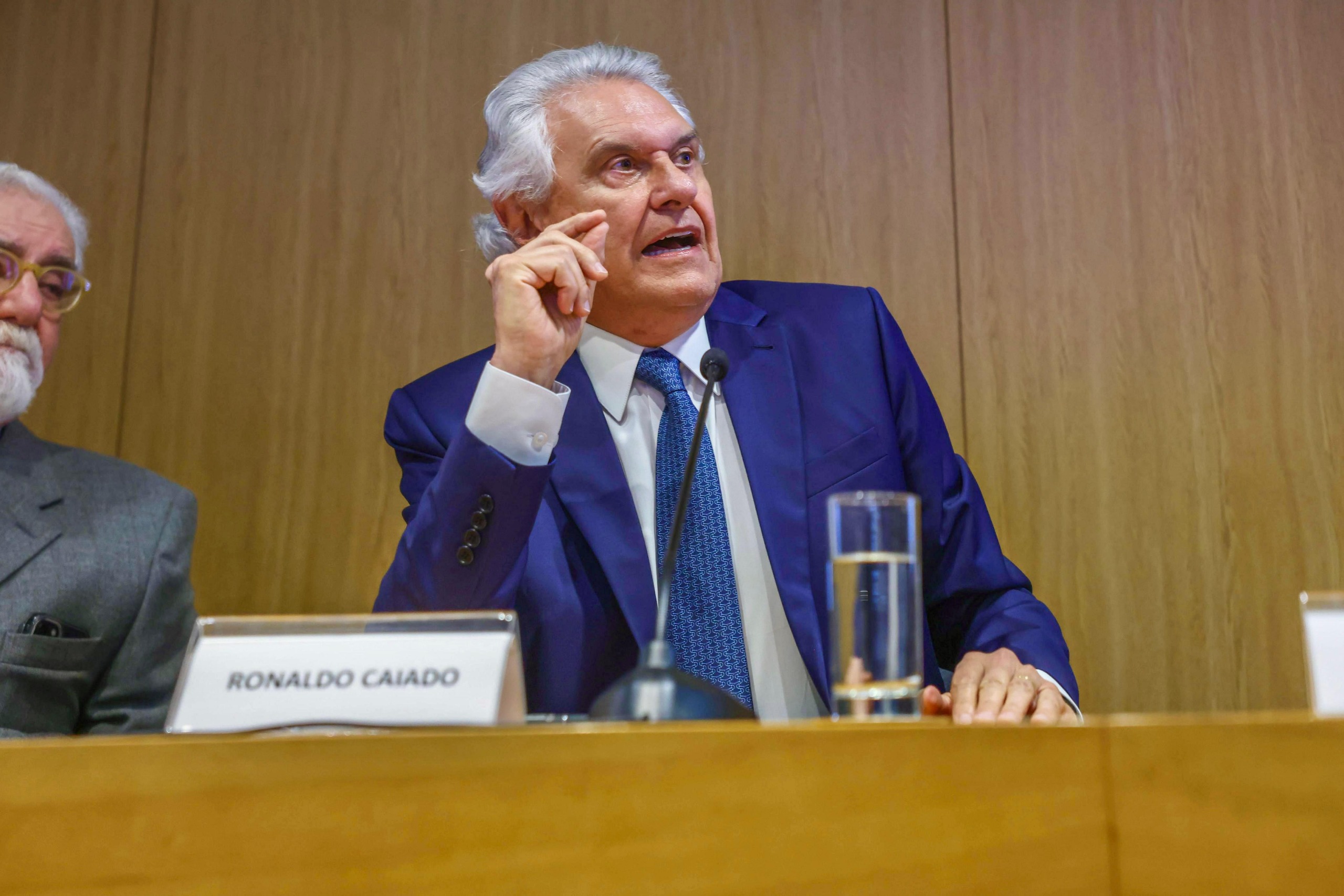 Caiado defende debate centrado nos problemas da população, em evento na Fundação FHC