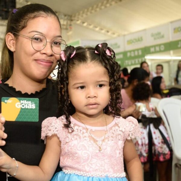 Mãe e filha com cartão do Mães de Goiás