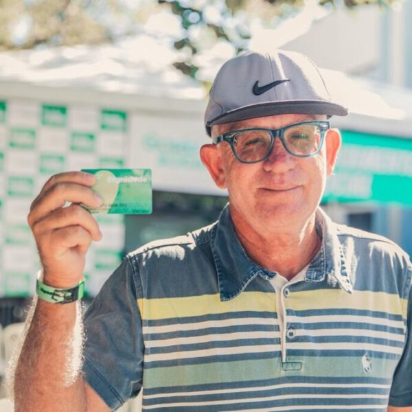 idoso com o cartão do programa Dignidade