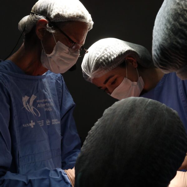 Cirurgia sendo realizada no HGG