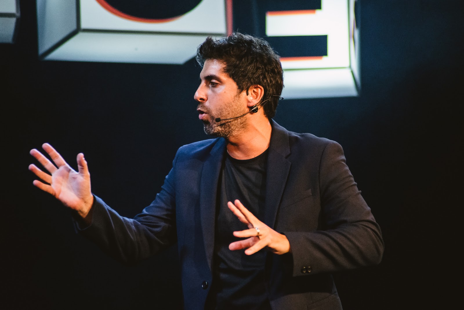 Gabriel Louchard apresenta espetáculo que une stand up comedy, esquetes de humor, vídeos e números de mágica