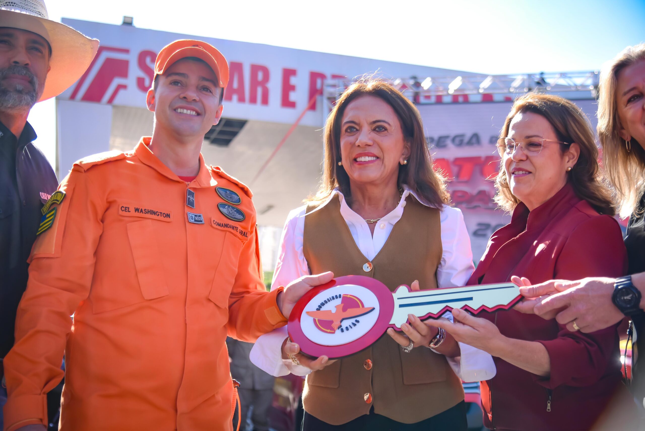 Gracinha Caiado entrega viaturas e equipamentos avaliados em R$ 16 milhões para Corpo de Bombeiros