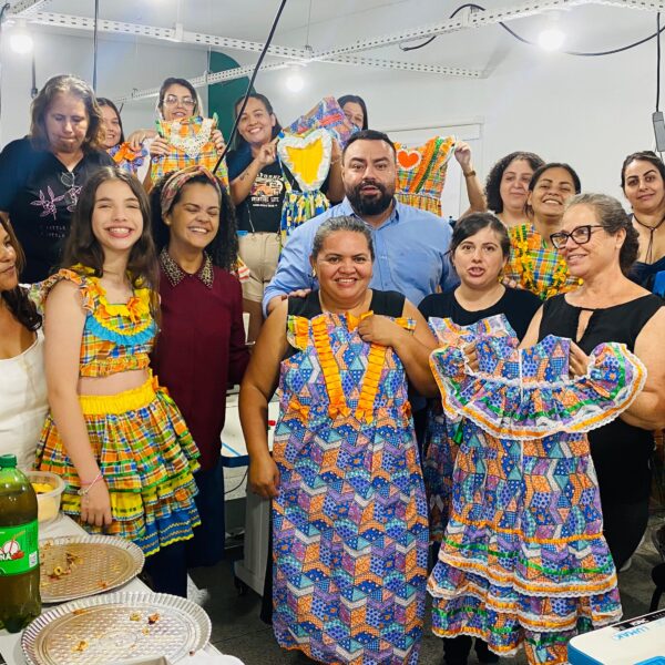 Alunos do curso de roupa para festa junina no Cotec
