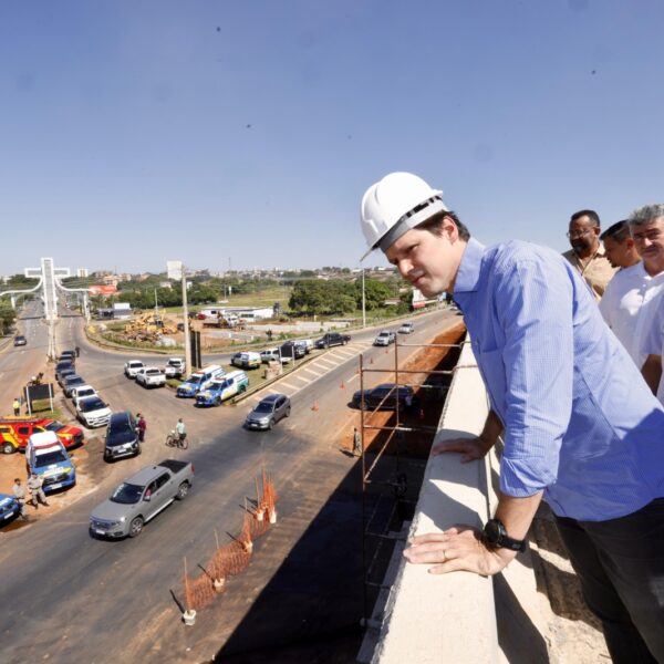 Daniel Vilela vistoria obras do Viaduto Portal da Fé em Trindade