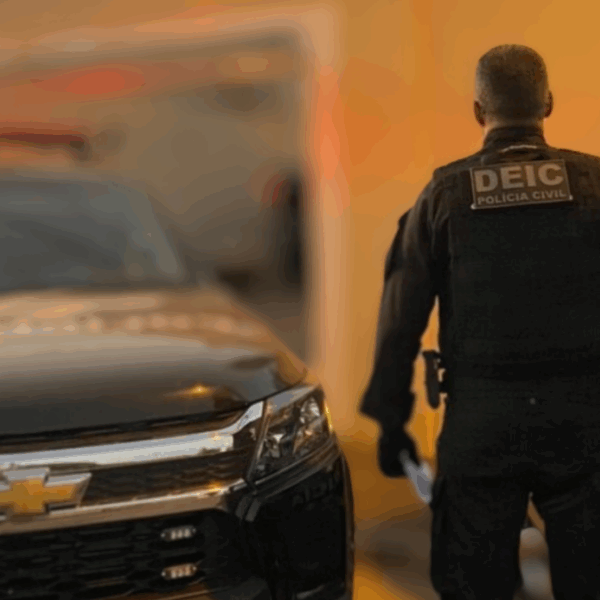Policila da Deic com uniforme