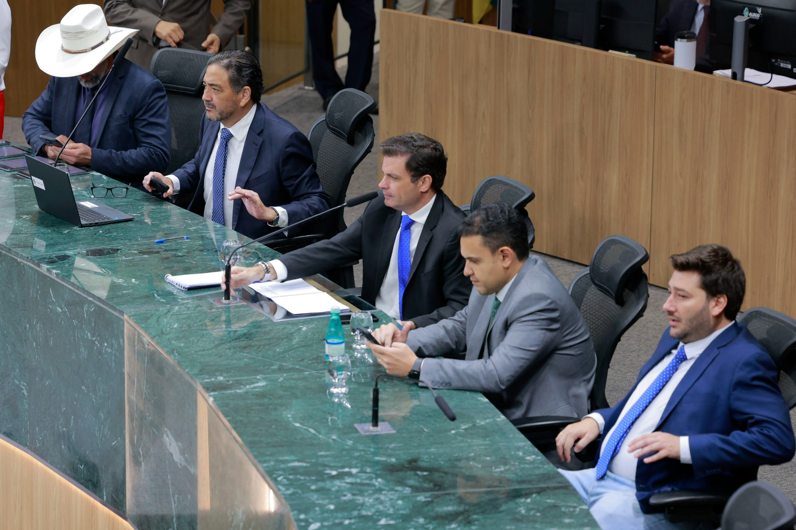 Deputados na sessão que aprova saída do RRF