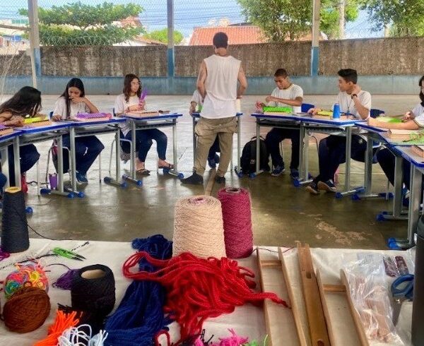 Exposição Nós do Tempo une gerações com tecelagem