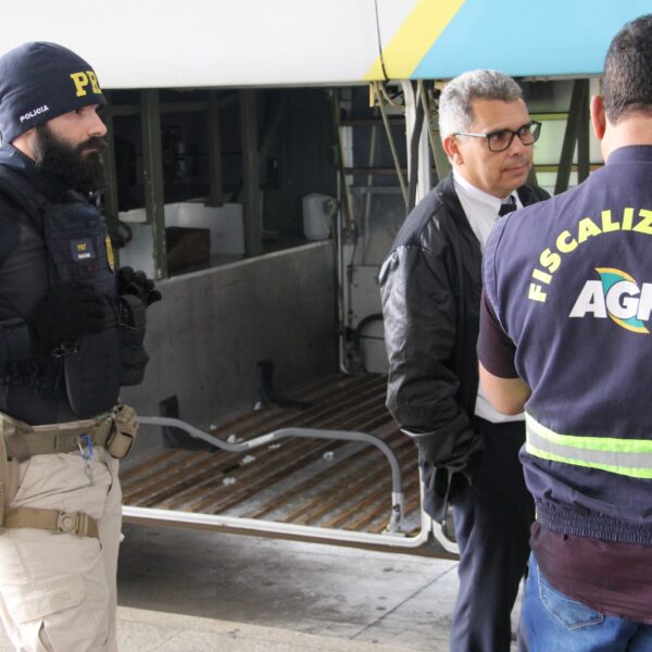 Fiscal da AGR e policial da PRF na rodoviária em operação conjunta de fiscalização de transporte