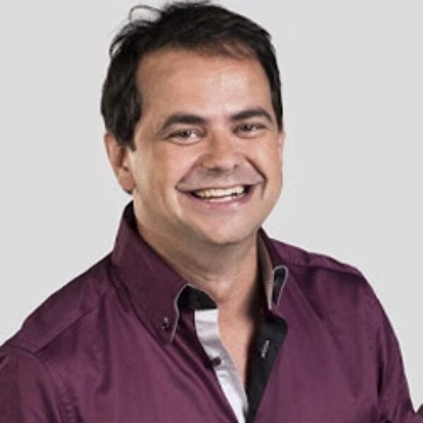 Carioca se apresenta no Teatro Goiânia