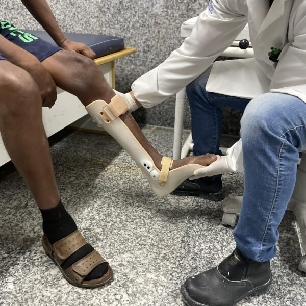 Crer entrega 300 dispositivos ortopédicos na cidade de Goiás