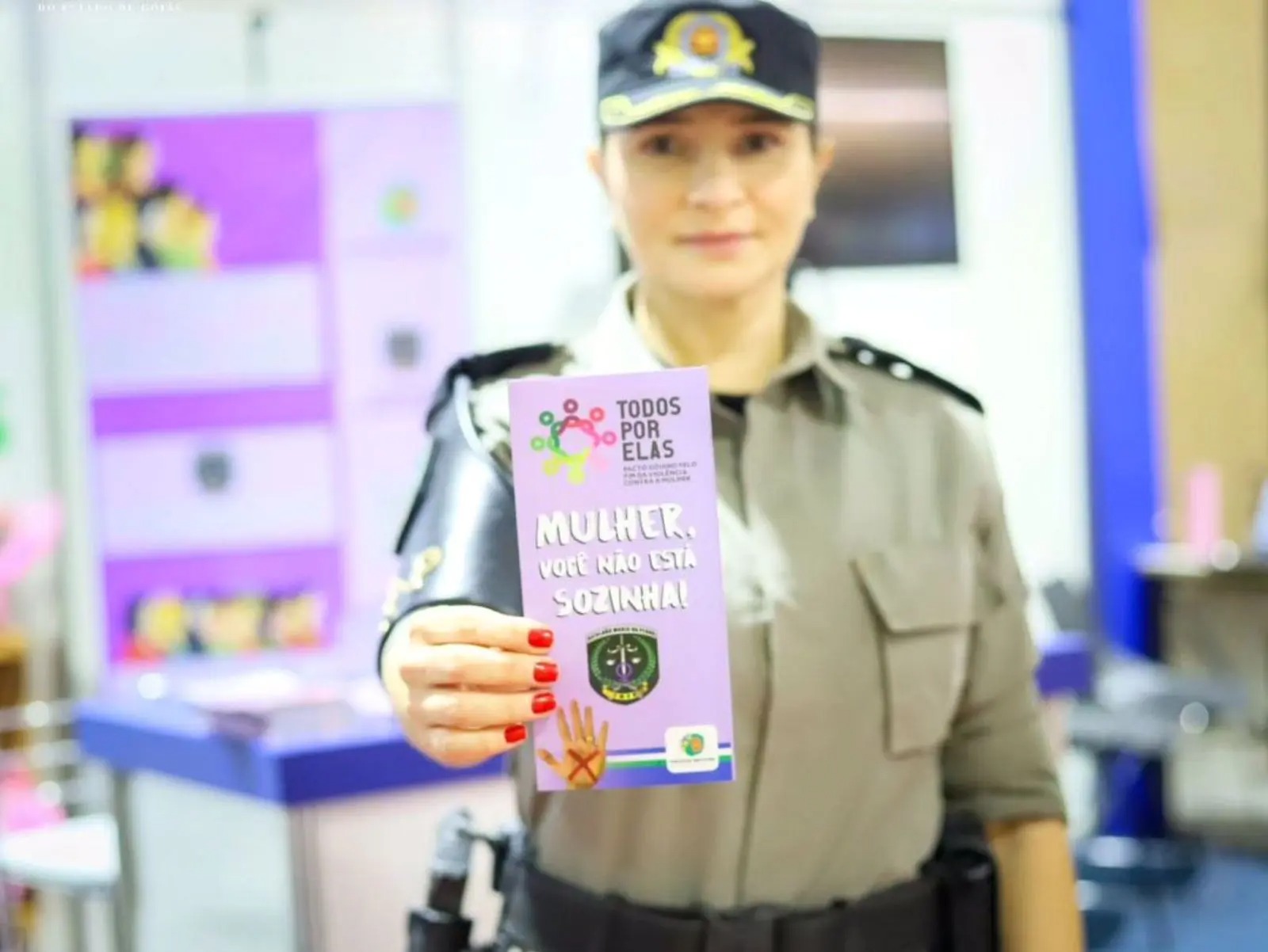 PM feminina com panfleto na mão_PMGO