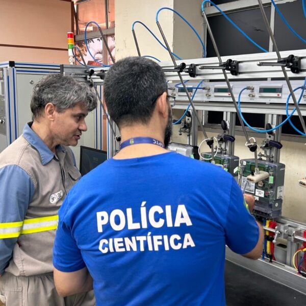 Policial aprende sobre aparelhos usados para identificar manipulações em medidores de energia