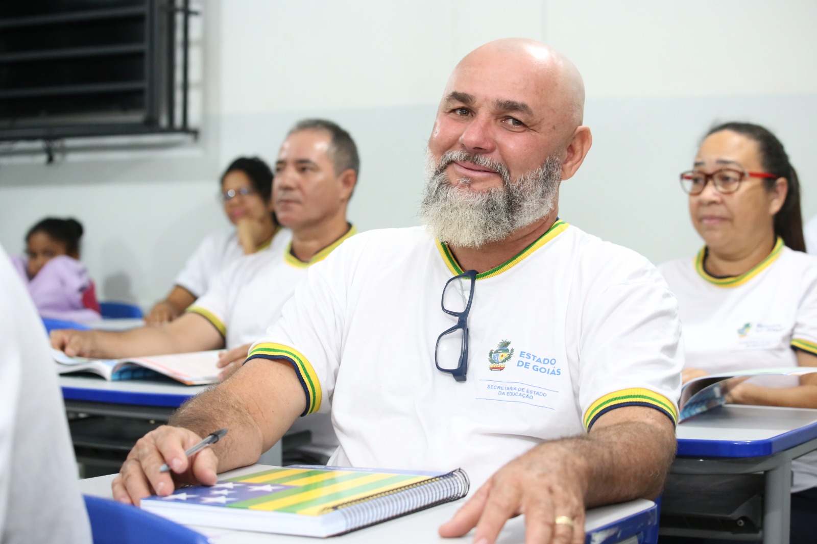 Adulto em sala de aula do Programa Brasil Alfabetizado