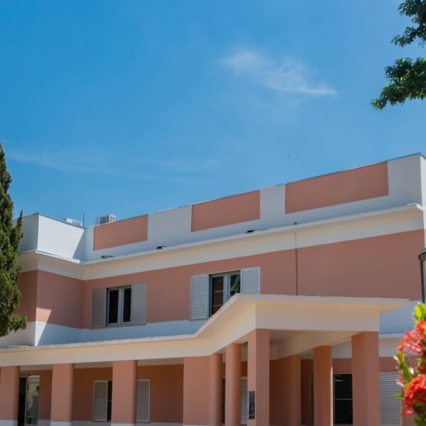 Goiás celebra adesão histórica de todos os municípios goianos à Pnab - sede da Secult na Praça Cívica nas cores rosa e branco