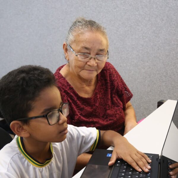 Governo entrega notebooks adaptados para estudantes com deficiência visual