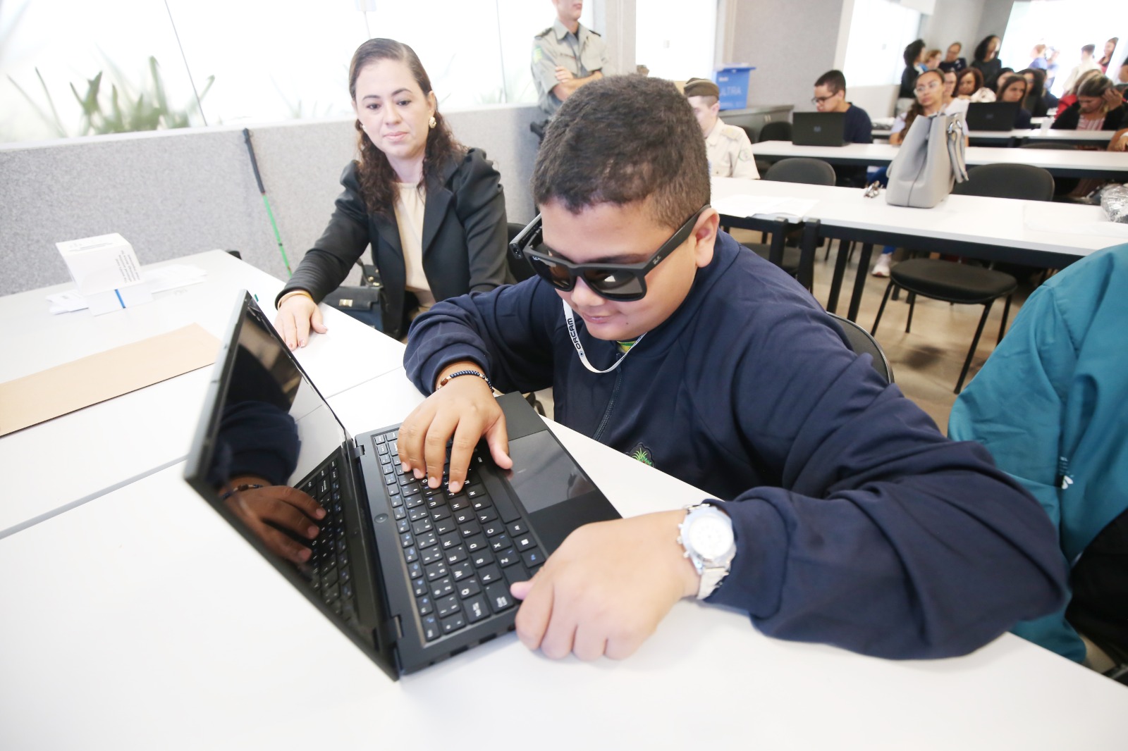 Governo entrega notebooks adaptados para estudantes com deficiência visual