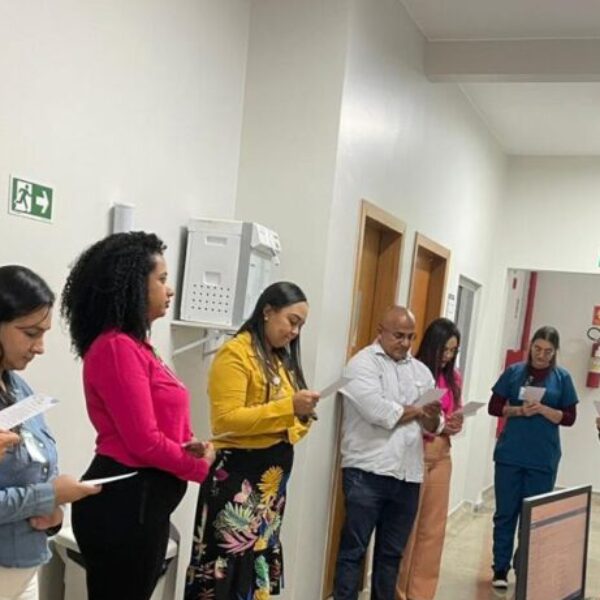 Ronda Psicológica do HEL propõe reflexão sobre tempo e autocuidado - momento de reflexão entre servidores da unidade - pessoas reunidas em círculo