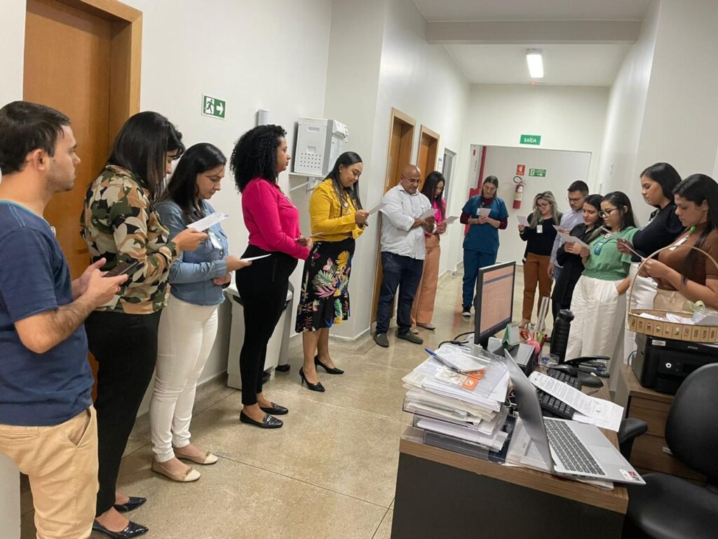 Ronda Psicológica do HEL propõe reflexão sobre tempo e autocuidado - momento de reflexão entre servidores da unidade - pessoas reunidas em círculo
